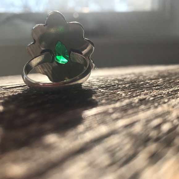 Silver plated emerald green quartz boho cocktail ring with filigree scrollwork - Picture 4 of 11